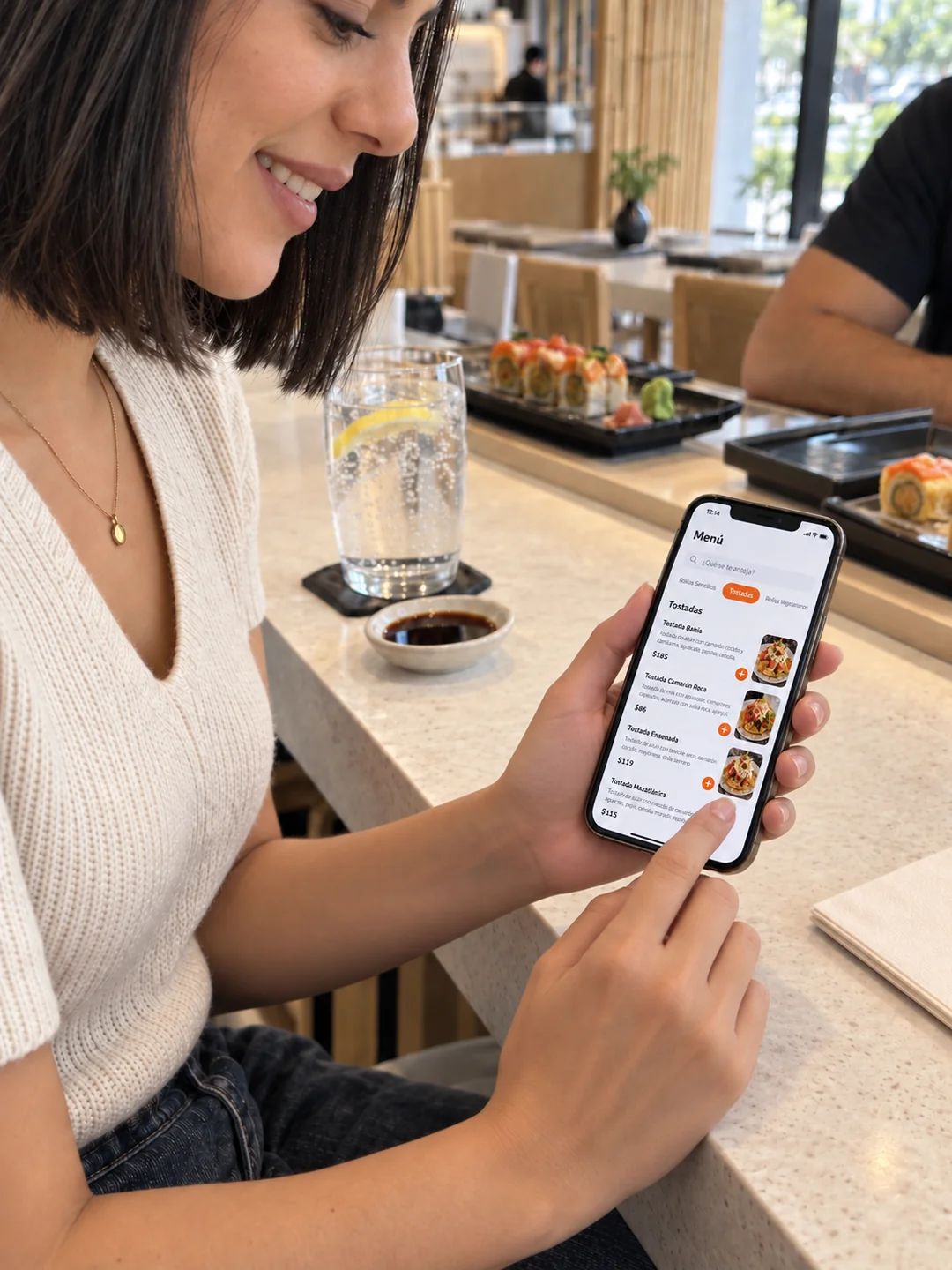 Comensal explorando los platillos en la app de mesero.ai desde su teléfono.